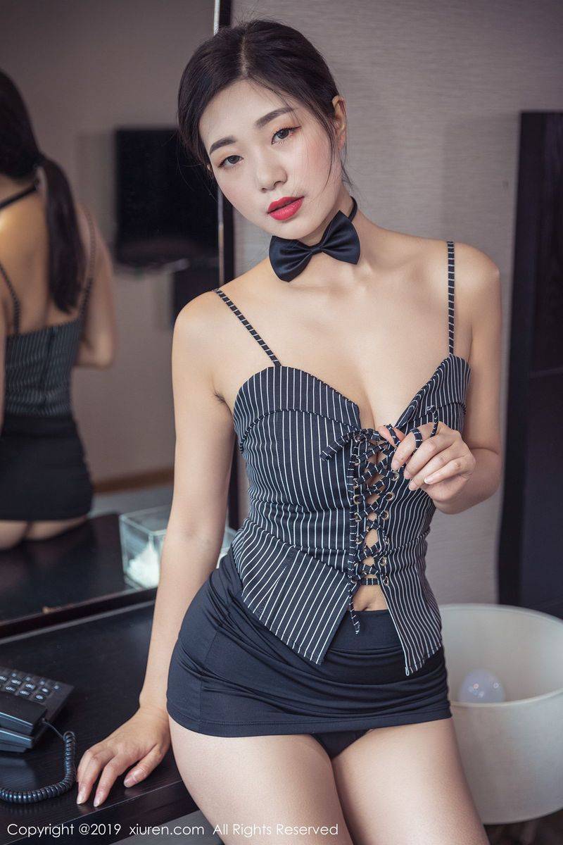 秀人网性感美女宋七七Kiki职场OL傲人美胸超短裙诱惑写真-23