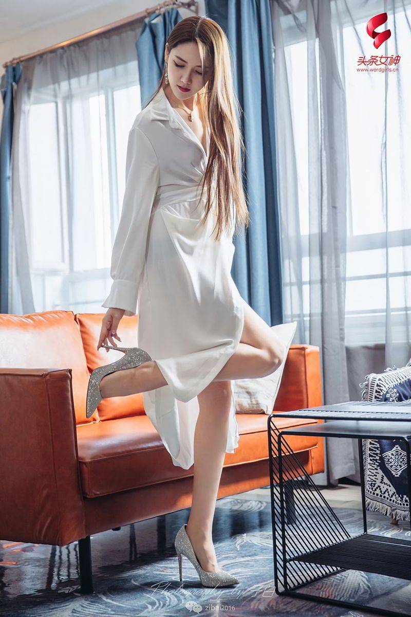 头条女神美女模特冯雪娇SIR修长美腿长发飘飘室内气质写真-20