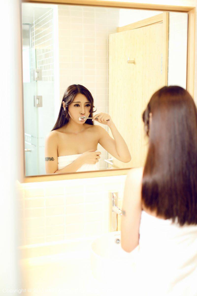 爱蜜社性感美女乐乐Mango浴巾裹身浴室内衣诱惑私房写真