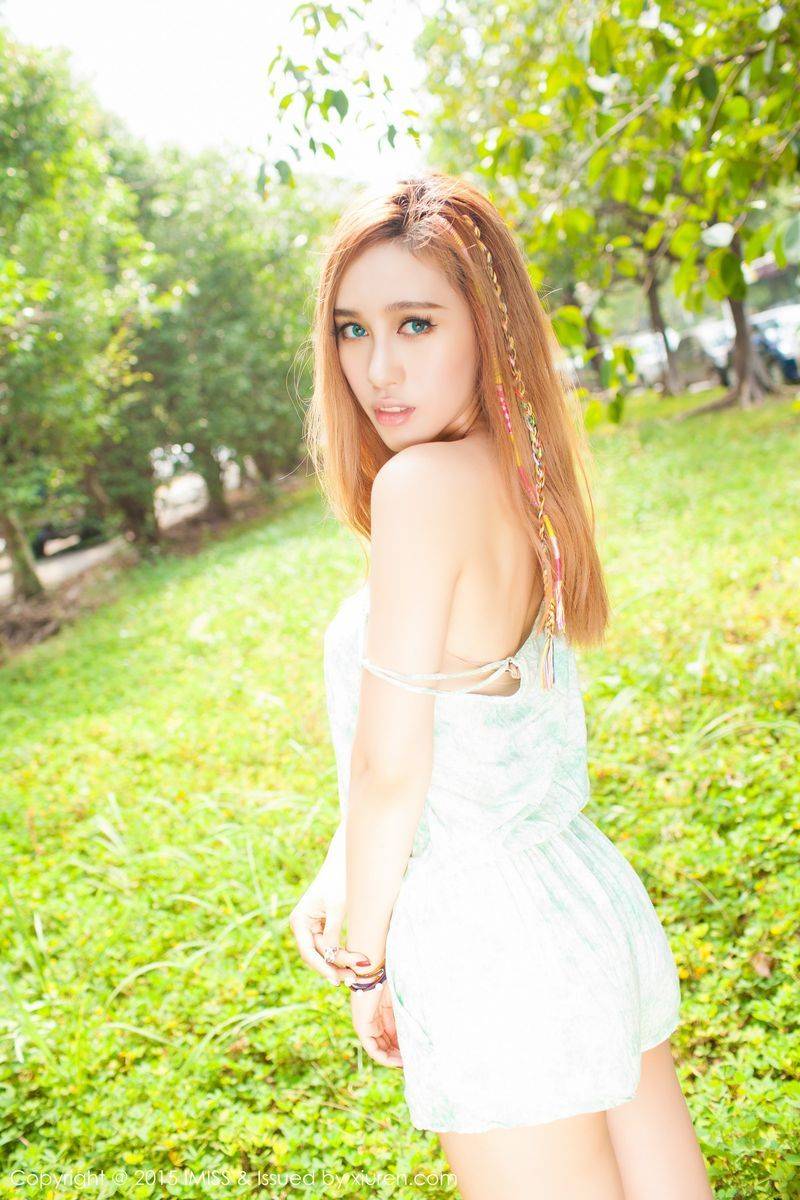 爱蜜社香港美女模特何嘉儿Michi黑色短裙小清新户外性感写真-12