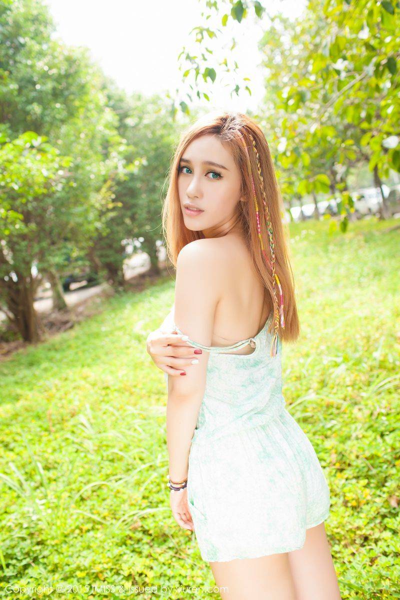 爱蜜社香港美女模特何嘉儿Michi黑色短裙小清新户外性感写真-13