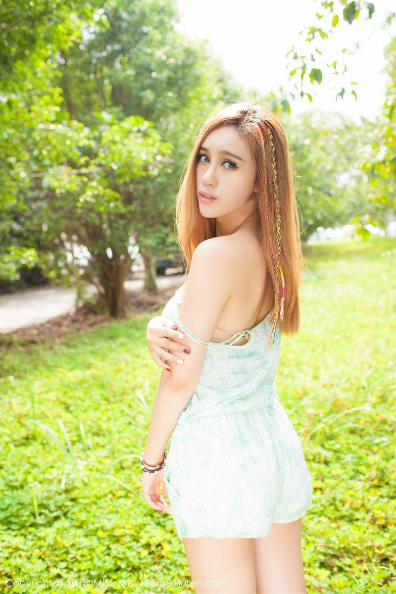 爱蜜社香港美女模特何嘉儿Michi黑色短裙小清新户外性感写真-15