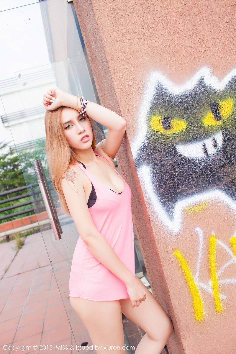 爱蜜社香港美女模特何嘉儿Michi黑色短裙小清新户外性感写真-29