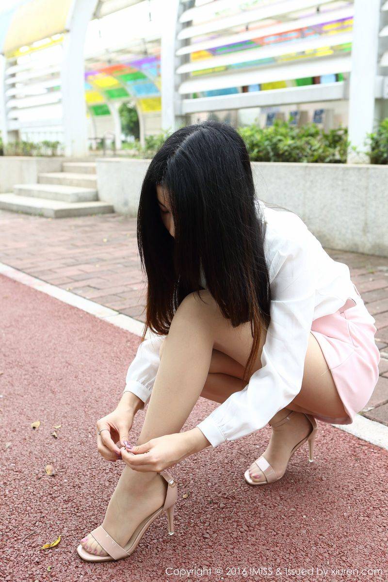 爱蜜社性感女神7Seven丝袜美腿系列车内拍摄第二套写真