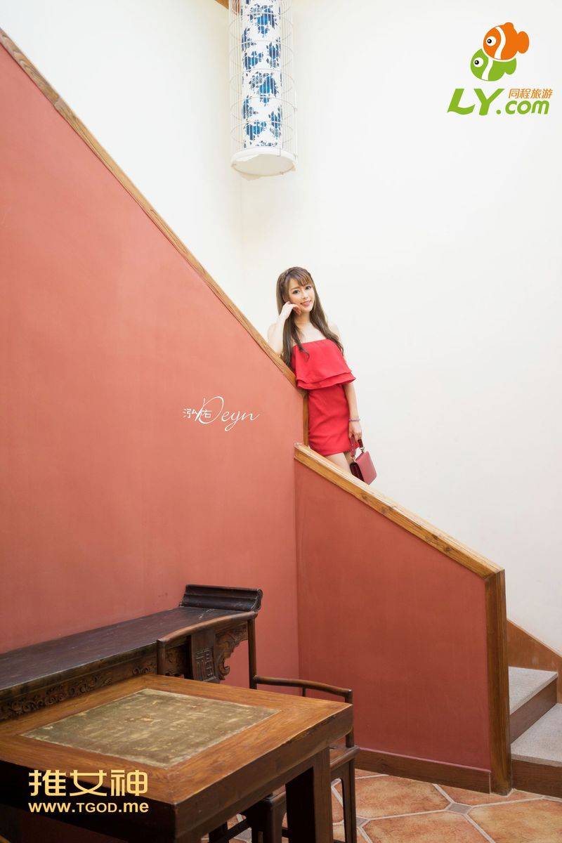 推女神性感美女王曼妮比基尼白皙美胸修长美腿温泉写真-22