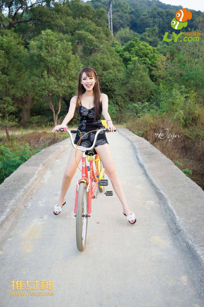 推女神性感美女王曼妮比基尼白皙美胸修长美腿温泉写真-33