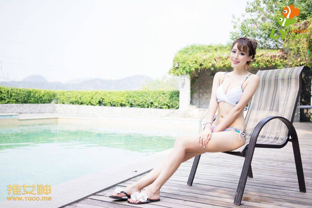 推女神性感美女王曼妮比基尼白皙美胸修长美腿温泉写真-46