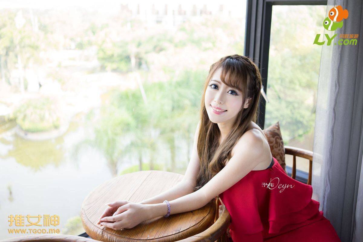 推女神性感美女王曼妮比基尼白皙美胸修长美腿温泉写真-53