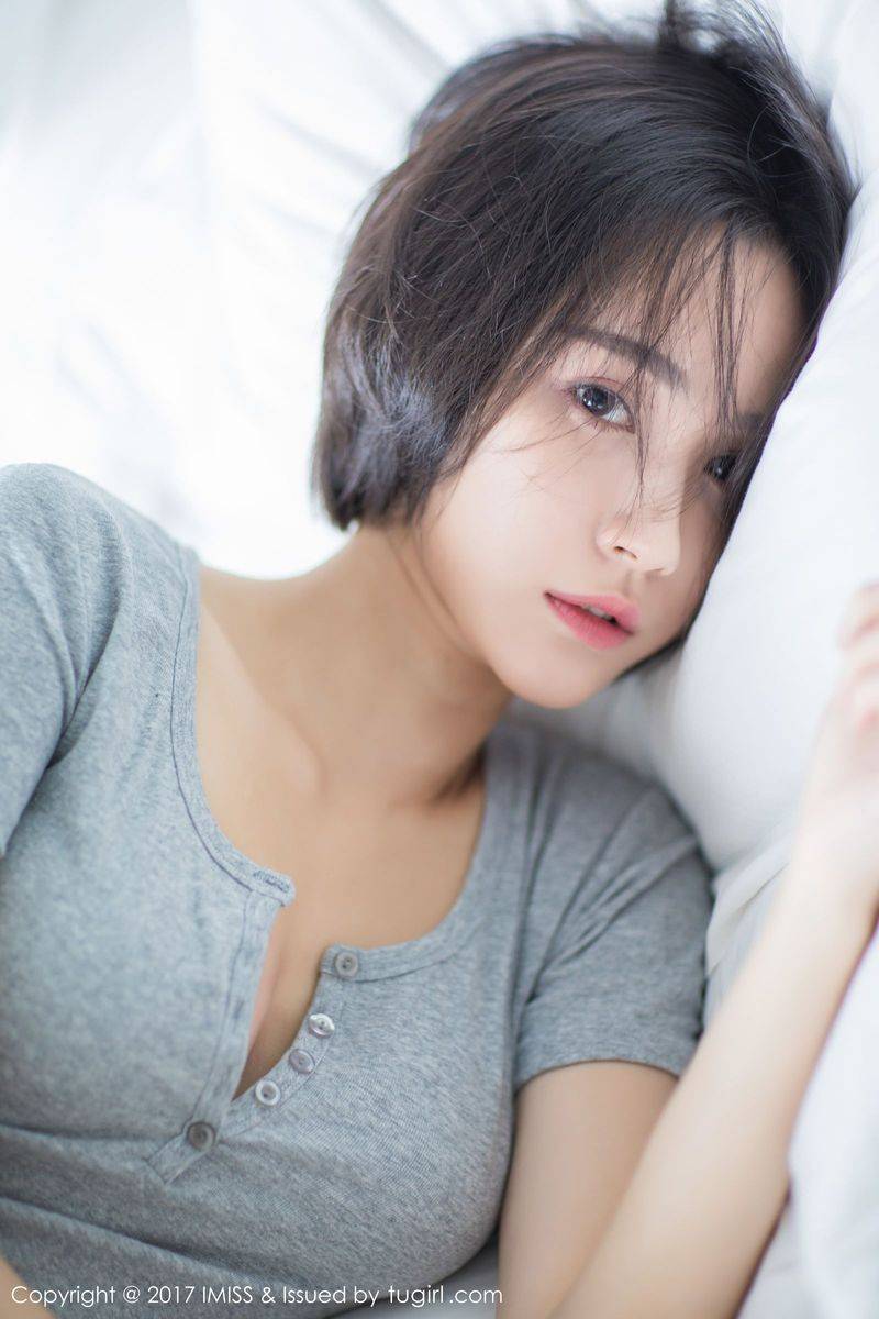 爱蜜社新人美女模特莉雅Livia水润清新诗情画意养眼写真