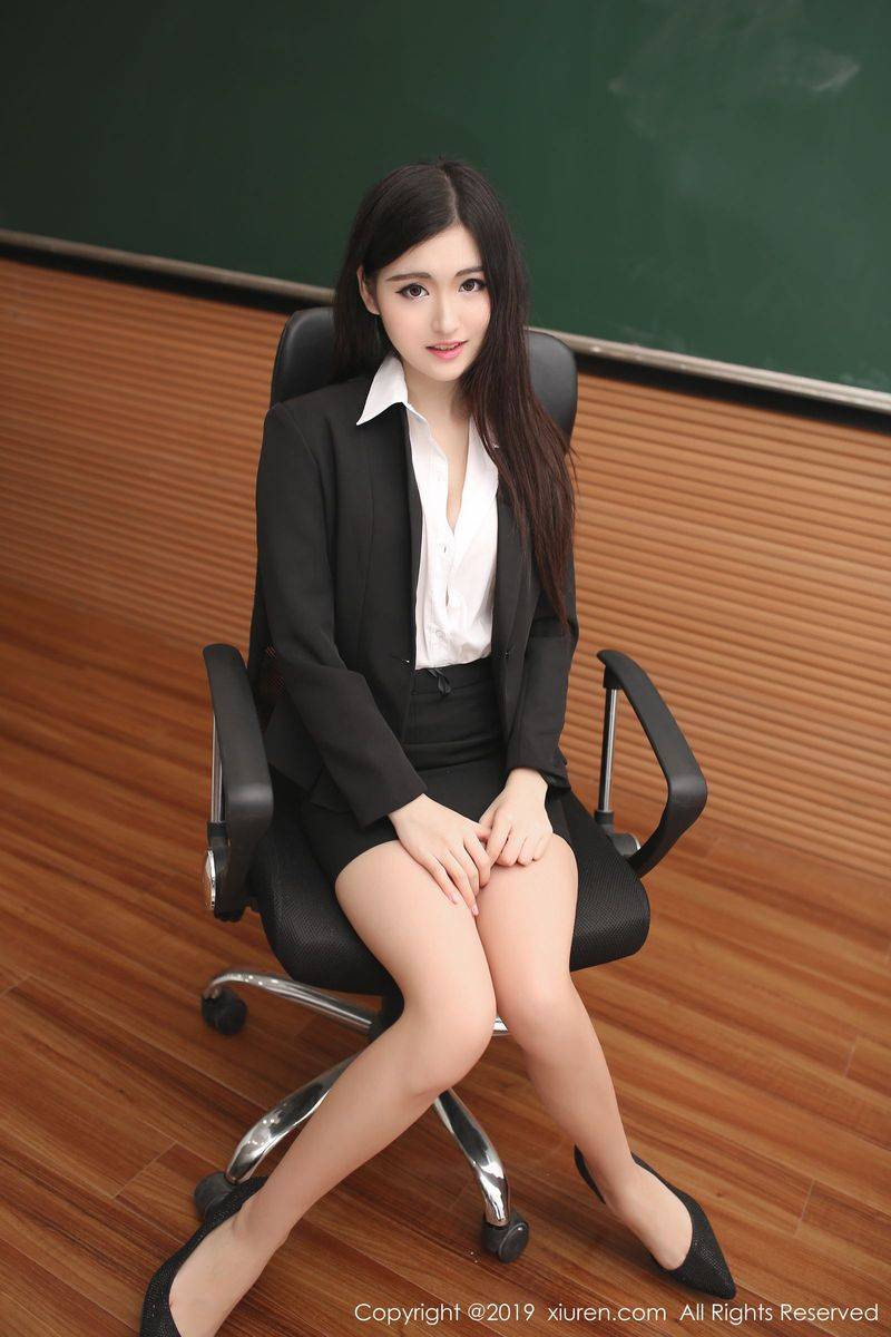 秀人网性感女神沈梦瑶白衬衫女教师厨娘制服装扮美腿写真