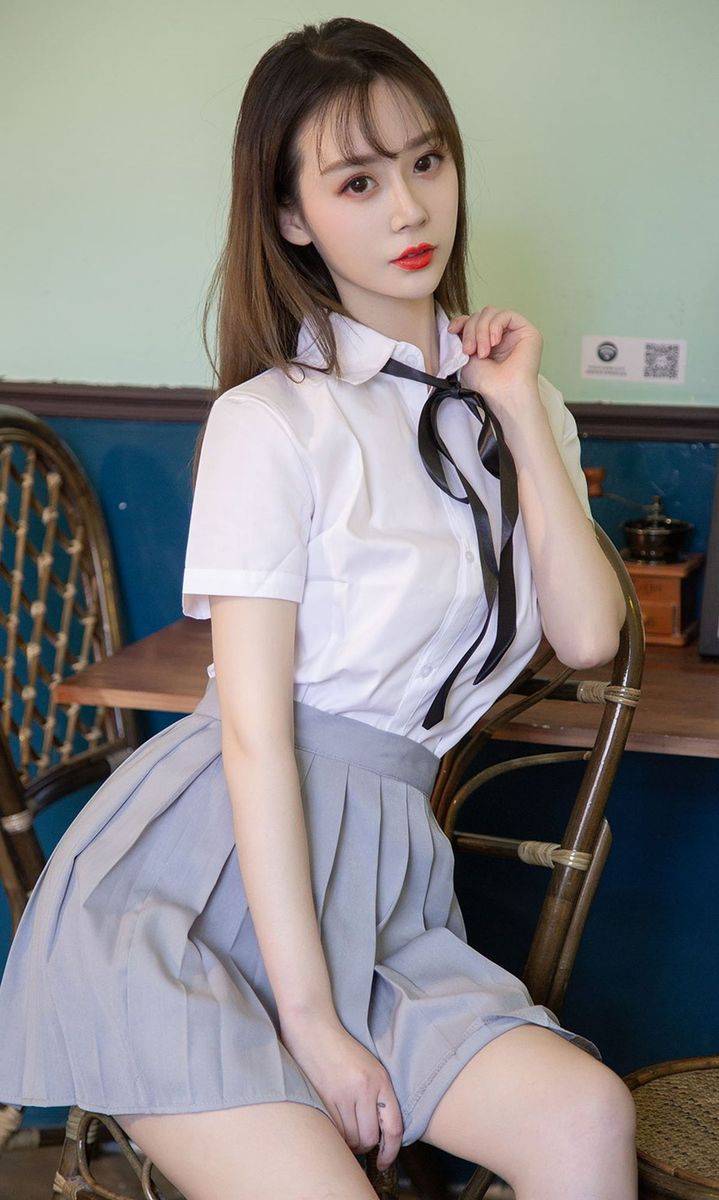 尤果网美女模特徐肉肉清新校服牛仔热裤修长美腿性感写真-8