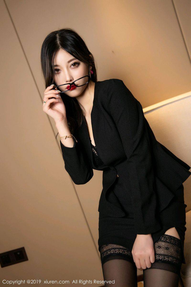 秀人网性感女神杨晨晨sugar职场OL秘书装扮黑丝美腿写真-38