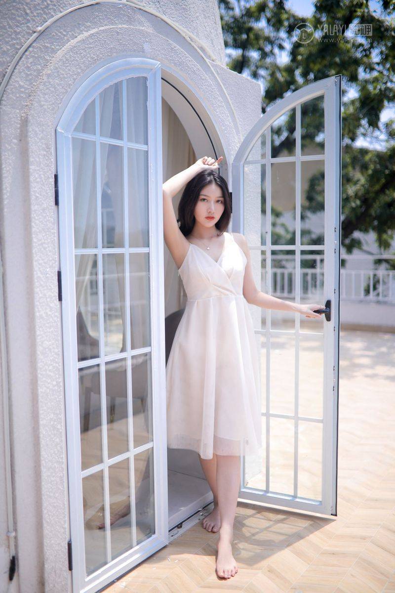 YALAYI雅拉伊美女模特白璐修长美腿吊带长裙气质性感写真-16