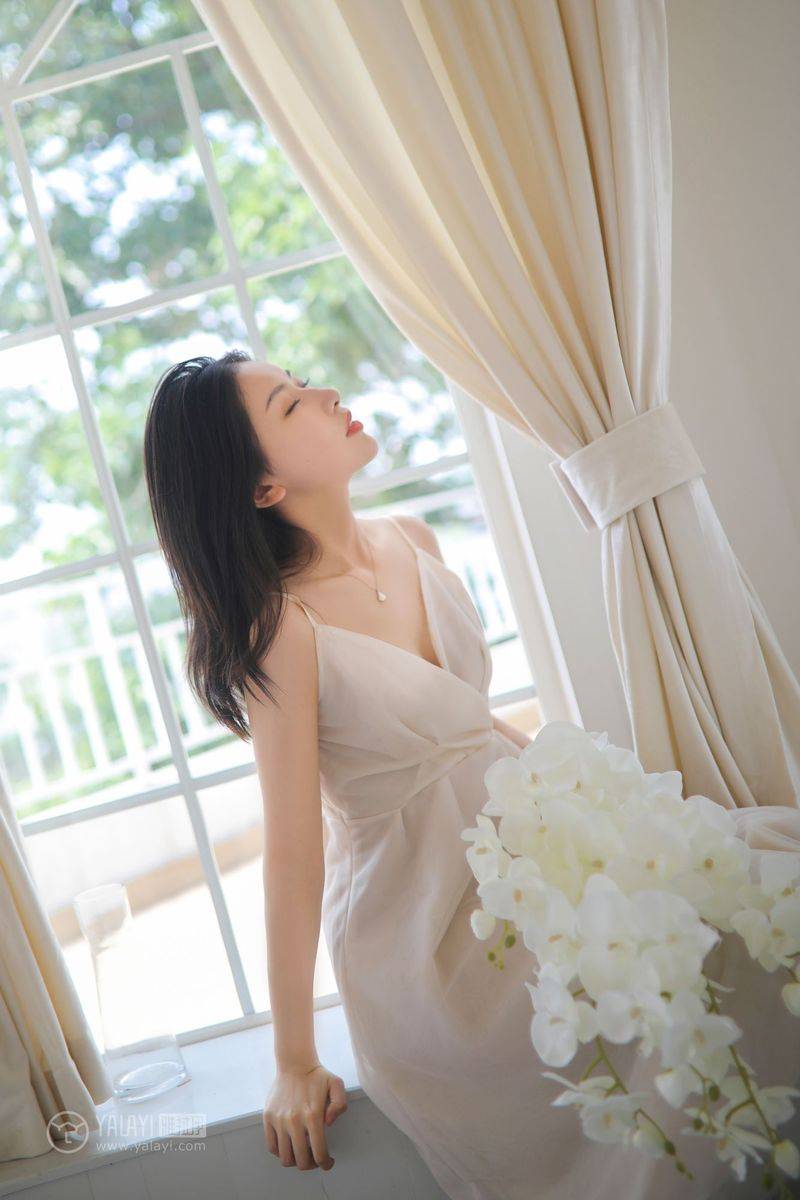 YALAYI雅拉伊美女模特白璐修长美腿吊带长裙气质性感写真-17