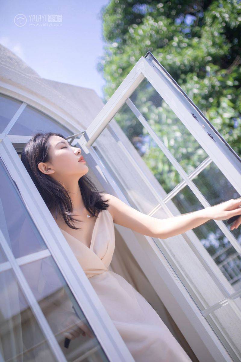 YALAYI雅拉伊美女模特白璐修长美腿吊带长裙气质性感写真-13