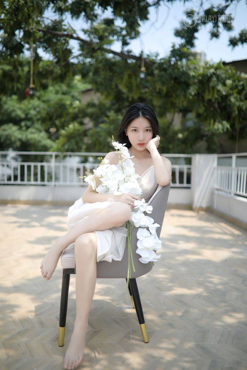 YALAYI雅拉伊美女模特白璐修长美腿吊带长裙气质性感写真-20