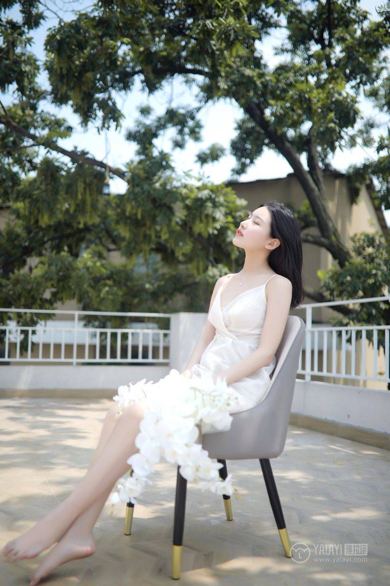 YALAYI雅拉伊美女模特白璐修长美腿吊带长裙气质性感写真-23