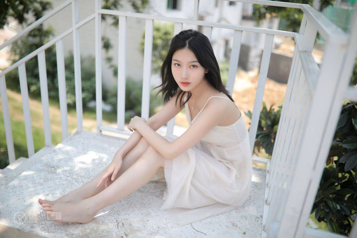 YALAYI雅拉伊美女模特白璐修长美腿吊带长裙气质性感写真-32