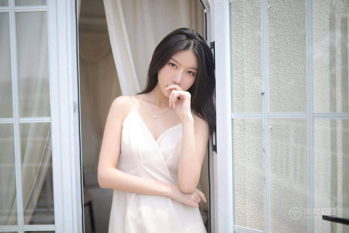 YALAYI雅拉伊美女模特白璐修长美腿吊带长裙气质性感写真-33
