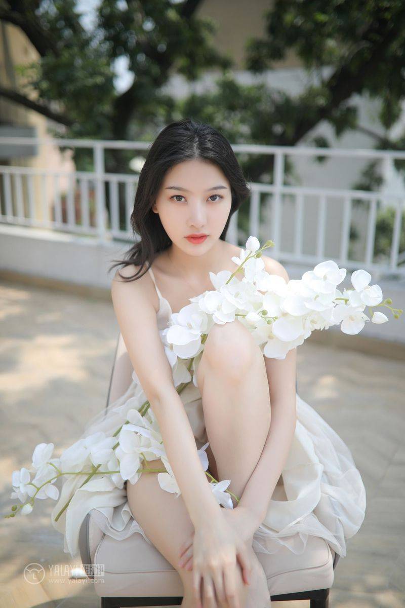 YALAYI雅拉伊美女模特白璐修长美腿吊带长裙气质性感写真-28