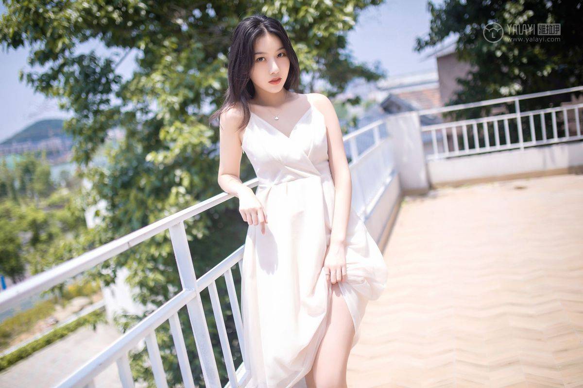 YALAYI雅拉伊美女模特白璐修长美腿吊带长裙气质性感写真-34