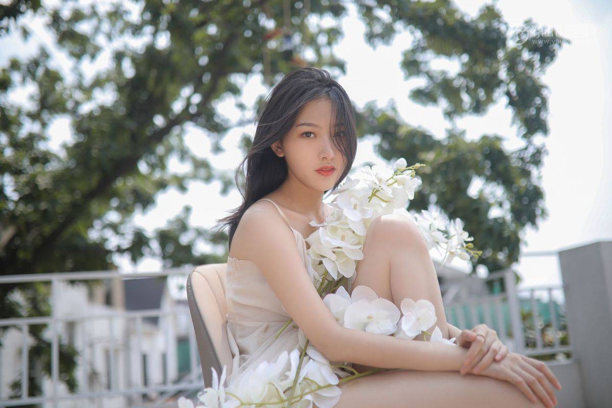 YALAYI雅拉伊美女模特白璐修长美腿吊带长裙气质性感写真-44