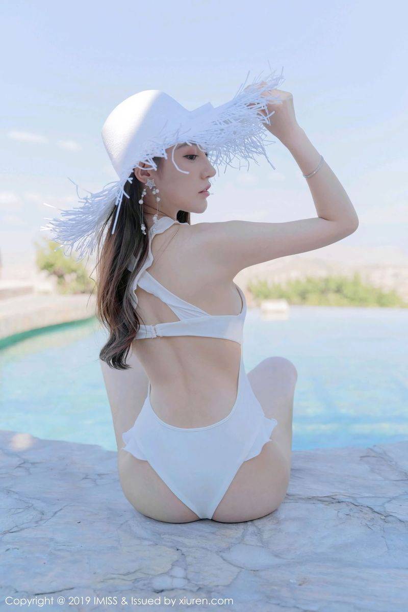 爱蜜社气质美女刘奕宁Lynn修长美腿户外比基尼土耳其旅拍-4