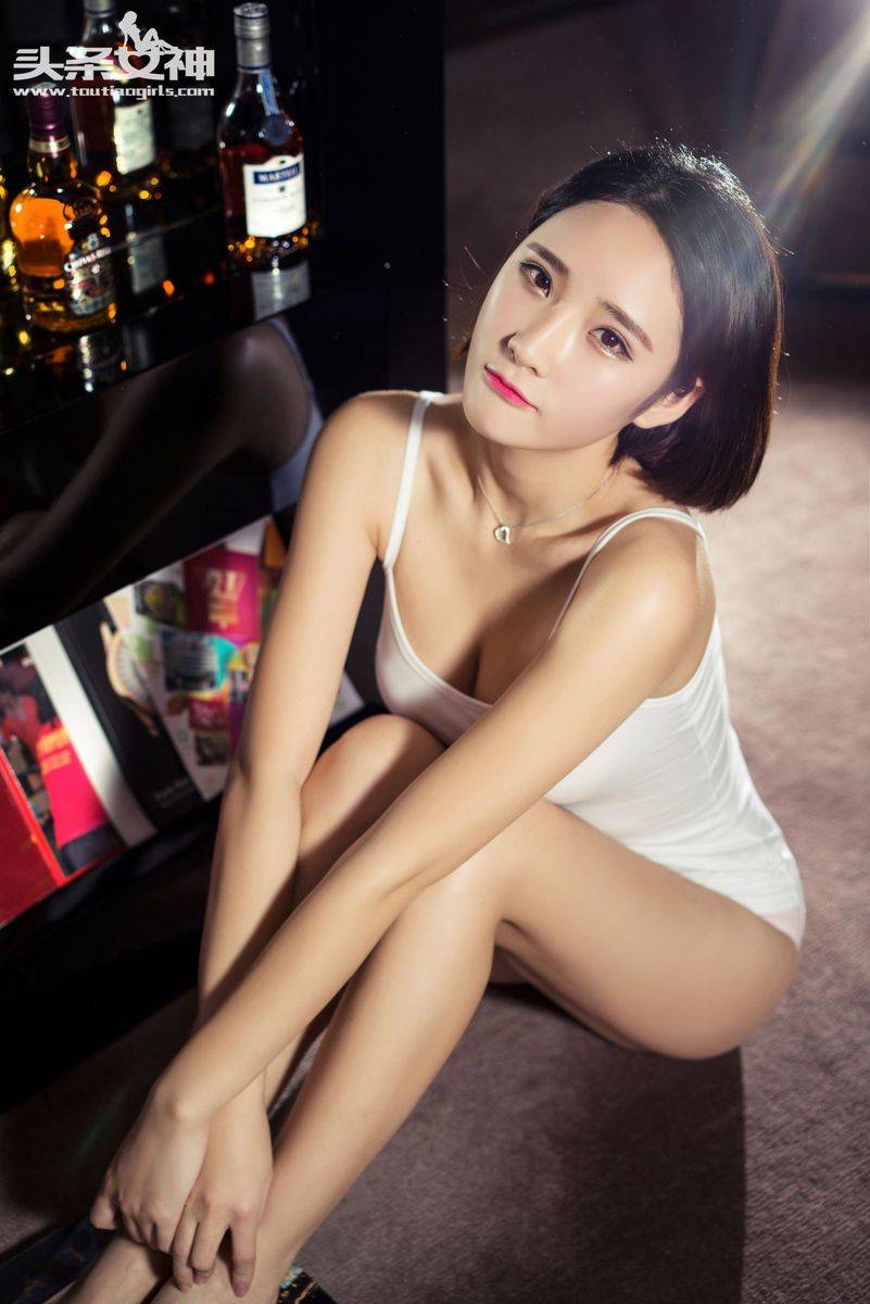 头条女神美女模特秦若兮樱桃小嘴性感玉足短发气质写真-8