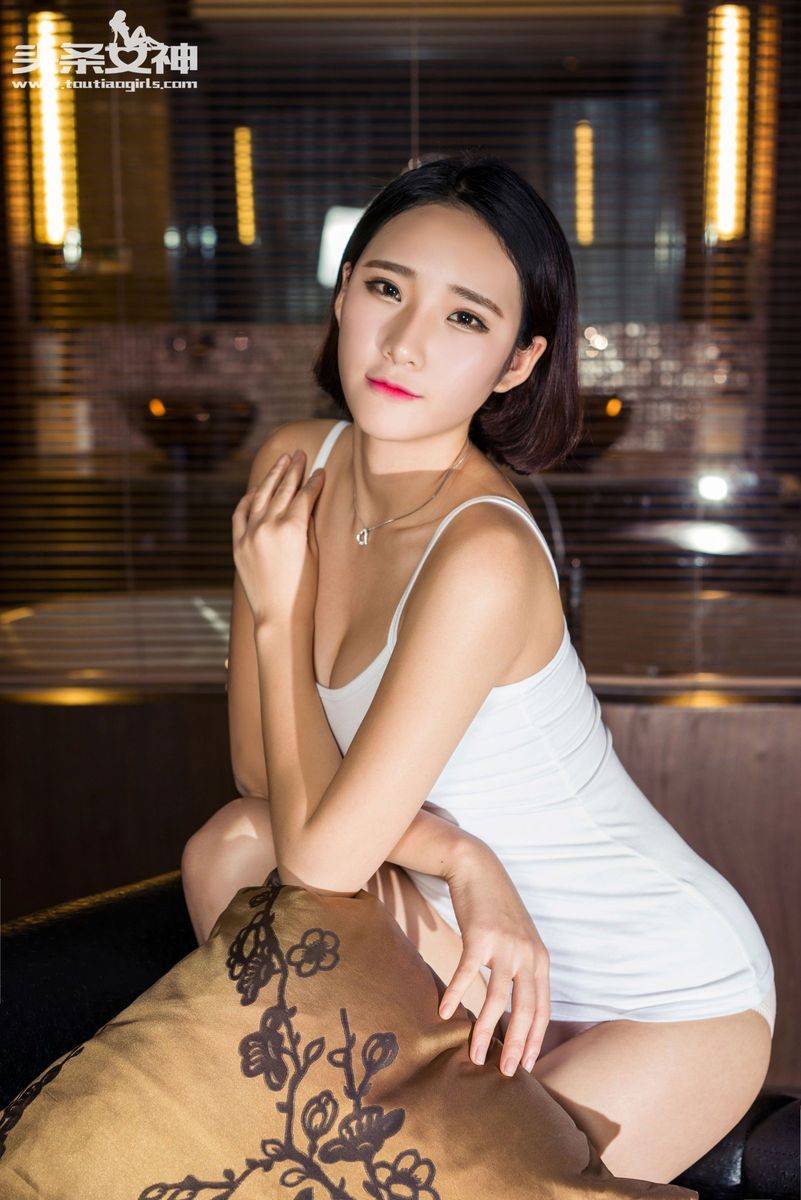 头条女神美女模特秦若兮樱桃小嘴性感玉足短发气质写真-12