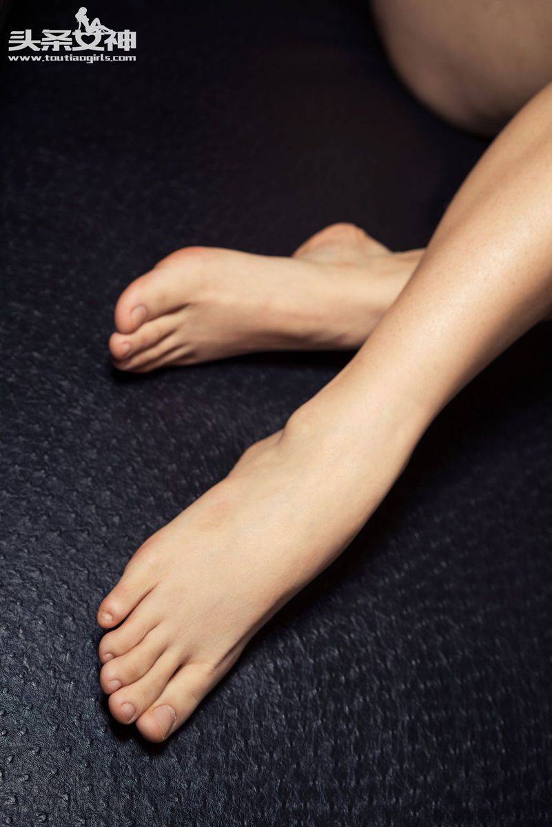 头条女神美女模特秦若兮樱桃小嘴性感玉足短发气质写真-19