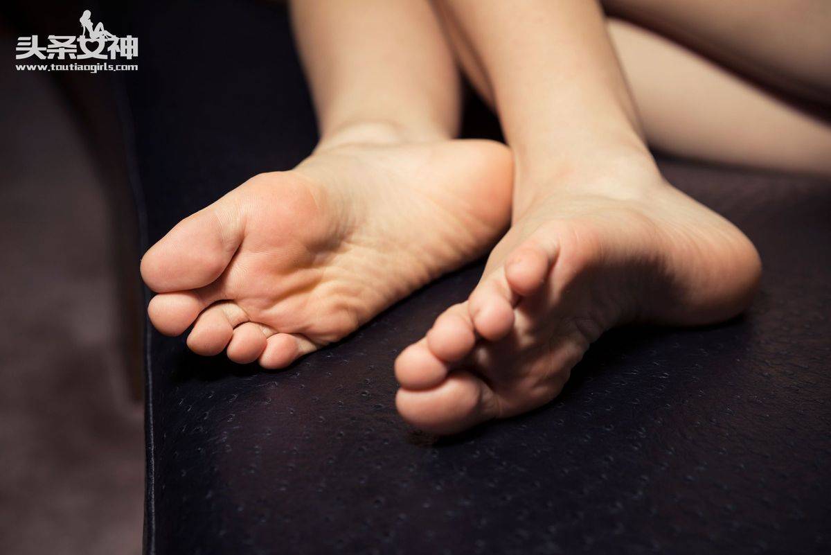 头条女神美女模特秦若兮樱桃小嘴性感玉足短发气质写真-42