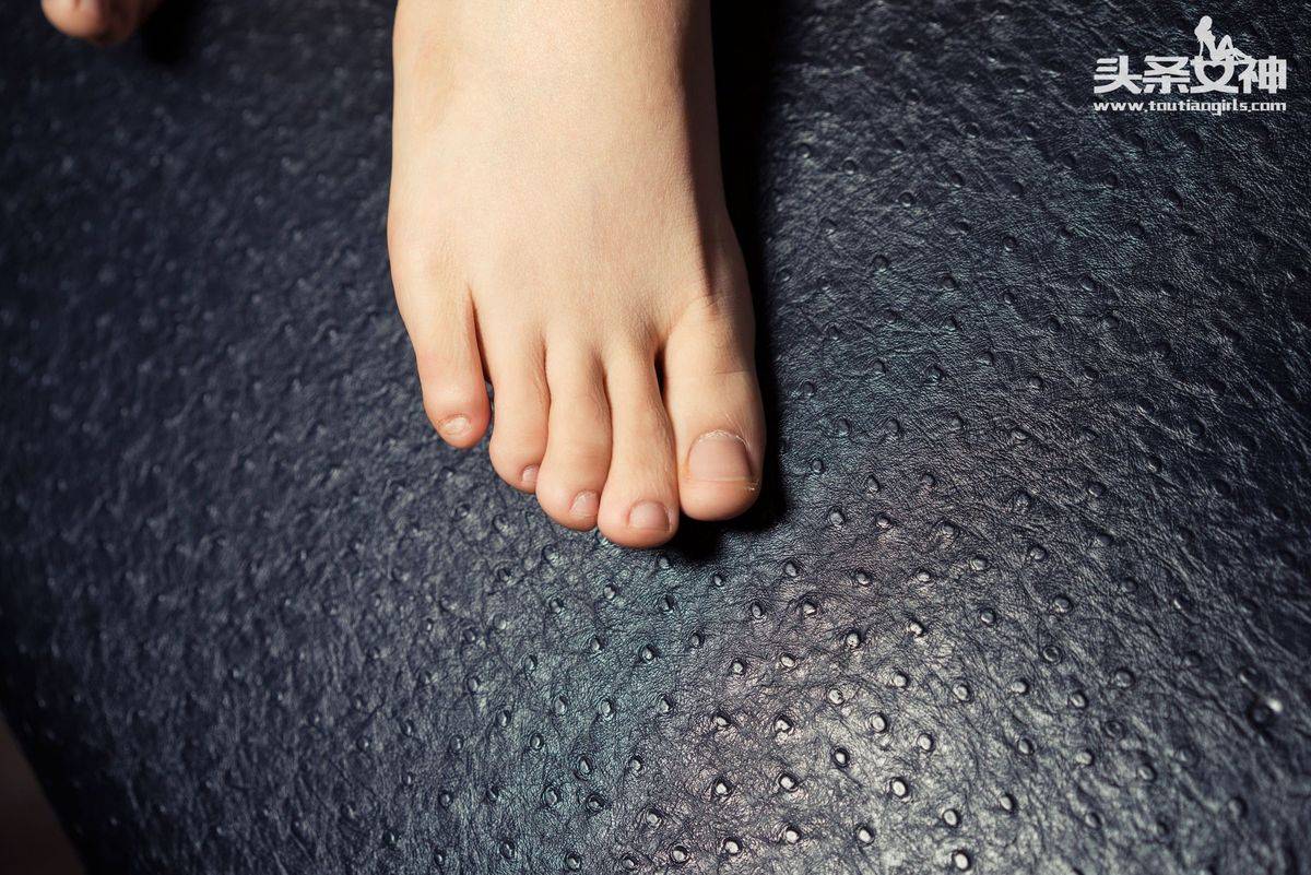 头条女神美女模特秦若兮樱桃小嘴性感玉足短发气质写真-51