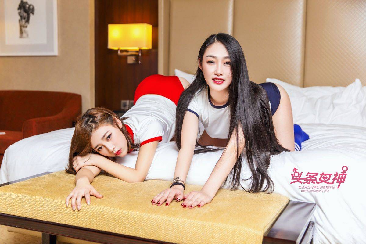 头条女神闺中蜜友张小梦&芃芃姐妹花组合性感床照套图-4