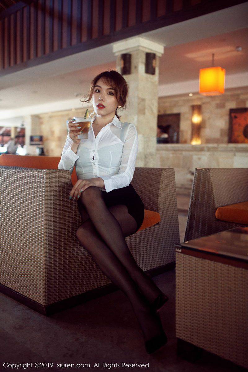 秀人网性感女神黄乐然职场OL女秘书装扮极致灵动诱惑美图-9