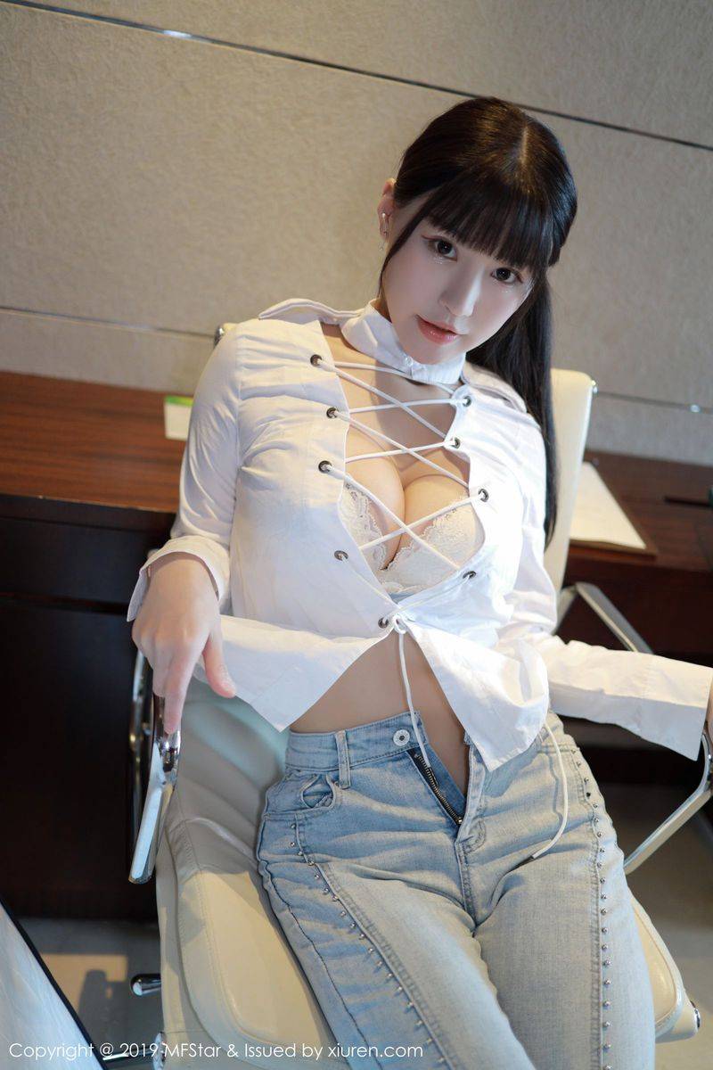 模范学院美女模特Barbie可儿白衬衫童颜巨乳内衣诱惑写真-17