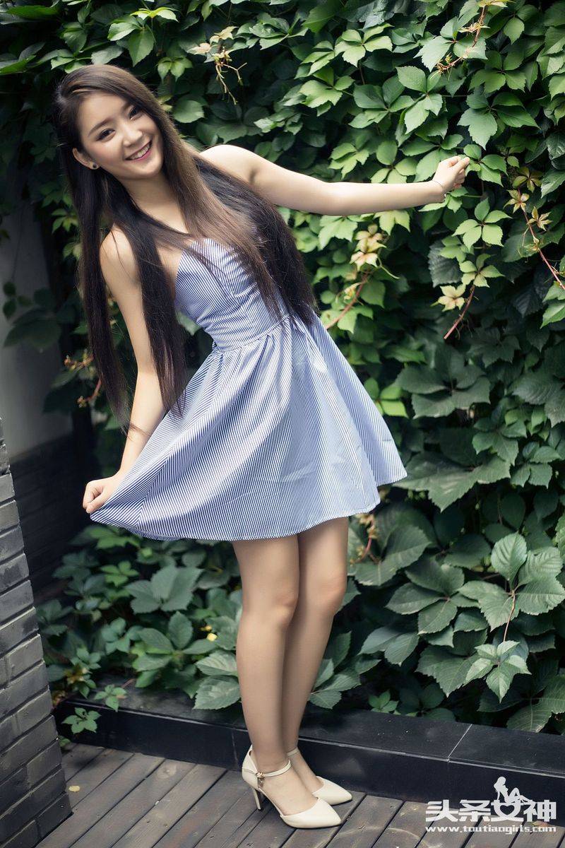 头条女神养眼美女张晓雅吊带长裙温文尔雅户外清新美图-9