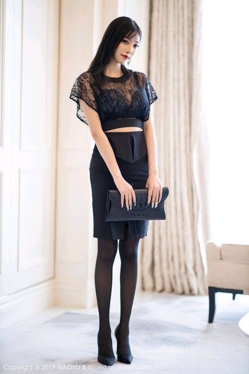 秀人网性感女神杨晨晨sugar黑丝美腿镂空内衣诱惑海南旅拍
