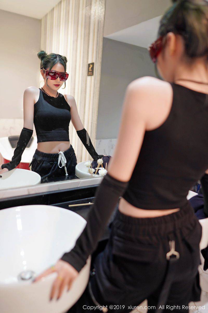 秀人网性感女神小樱和清秀容颜曼妙身材修长美腿冷艳写真-2