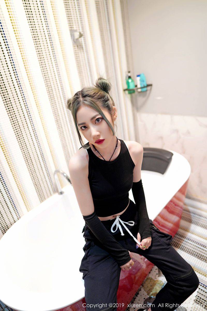 秀人网性感女神小樱和清秀容颜曼妙身材修长美腿冷艳写真-10