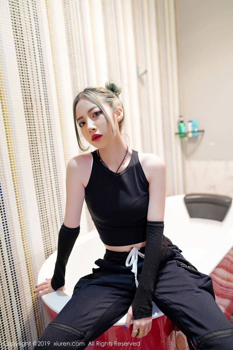 秀人网性感女神小樱和清秀容颜曼妙身材修长美腿冷艳写真-12