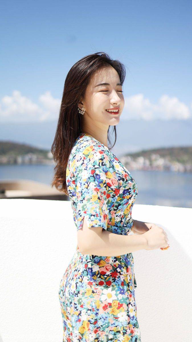 秀人网养眼美女艺儿拿铁大花长裙修长美腿首套性感写真-26