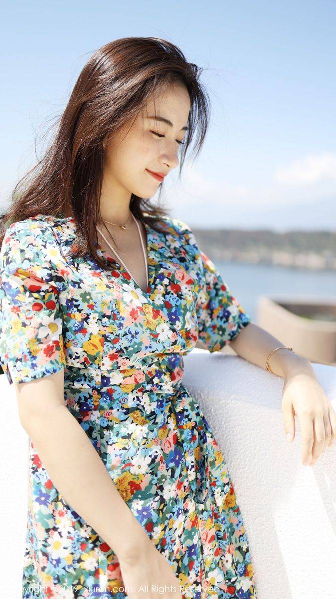 秀人网养眼美女艺儿拿铁大花长裙修长美腿首套性感写真-29