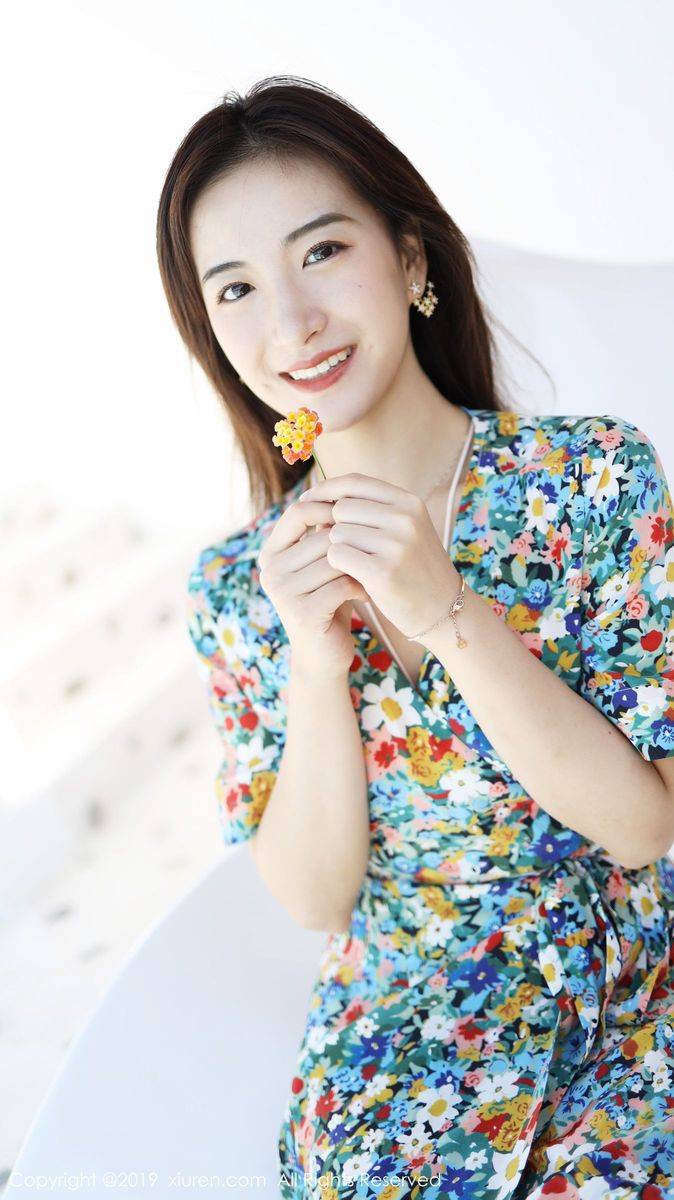 秀人网养眼美女艺儿拿铁大花长裙修长美腿首套性感写真-46