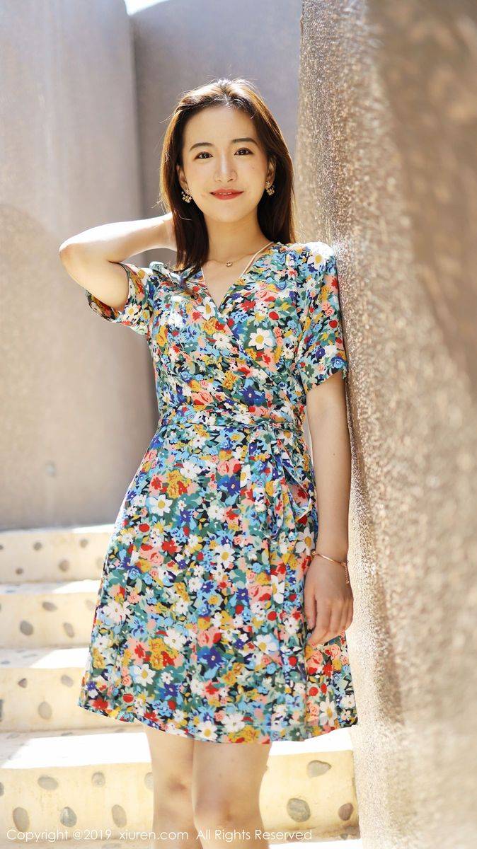 秀人网养眼美女艺儿拿铁大花长裙修长美腿首套性感写真-52