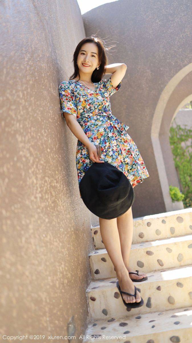 秀人网养眼美女艺儿拿铁大花长裙修长美腿首套性感写真-51