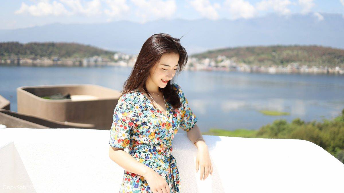 秀人网养眼美女艺儿拿铁大花长裙修长美腿首套性感写真-55