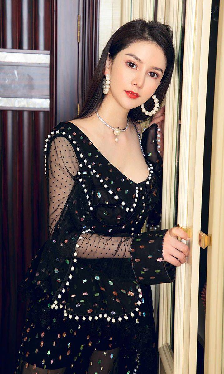 尤果网美女模特李丽莎黑色长裙白皙美胸迷人诱惑私房写真-8