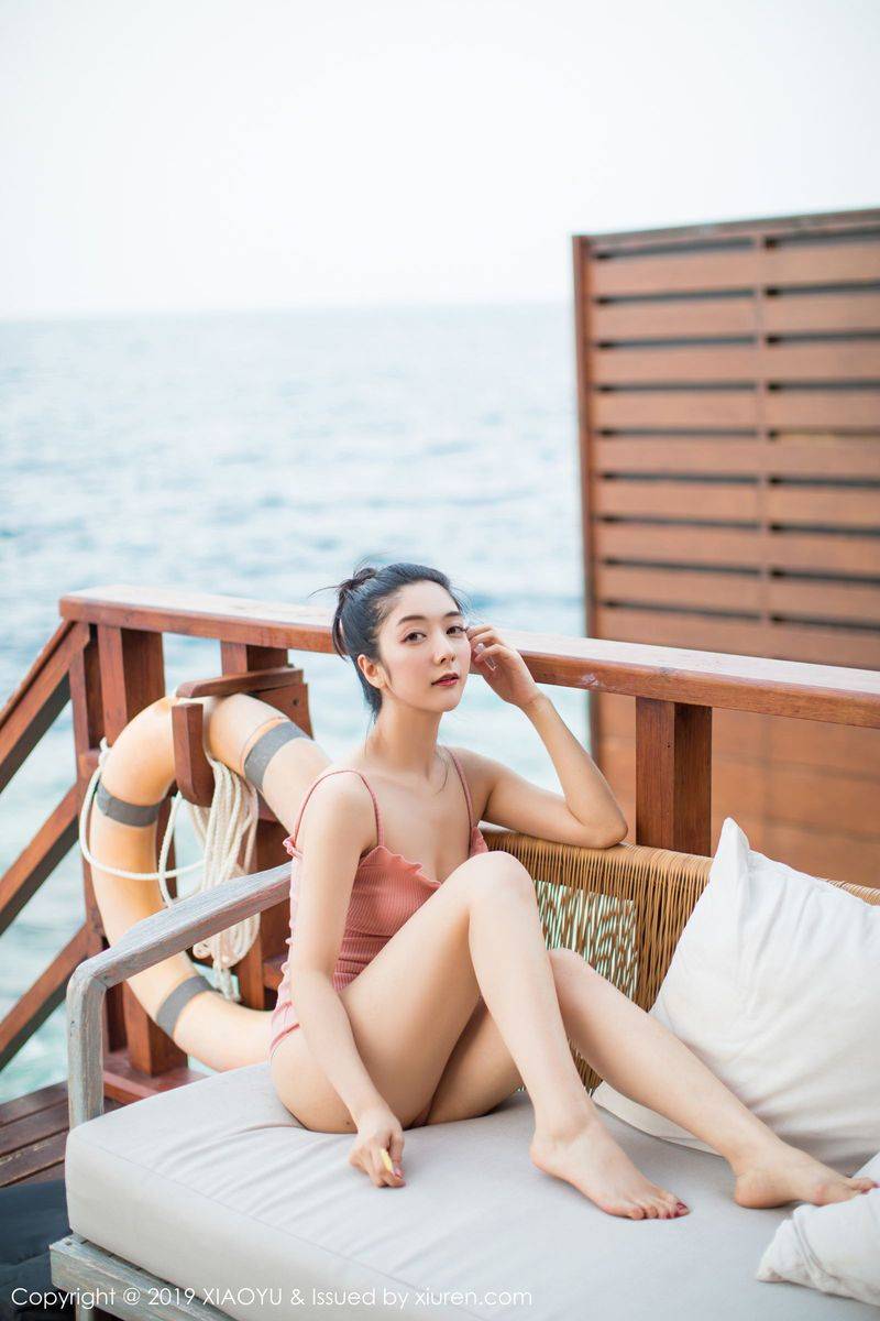 语画界性感女神小热巴Angela粉色吊裙户外泳池马尔代夫旅拍-21