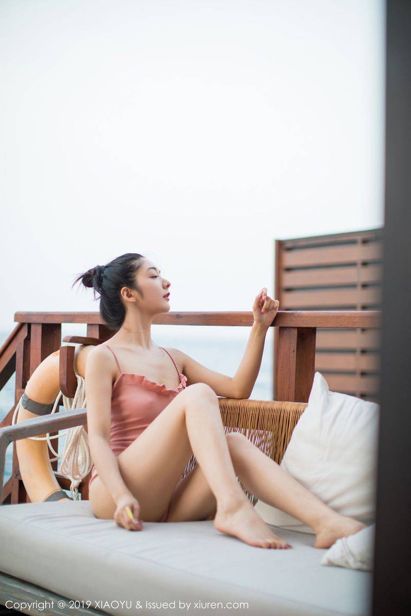 语画界性感女神小热巴Angela粉色吊裙户外泳池马尔代夫旅拍-24