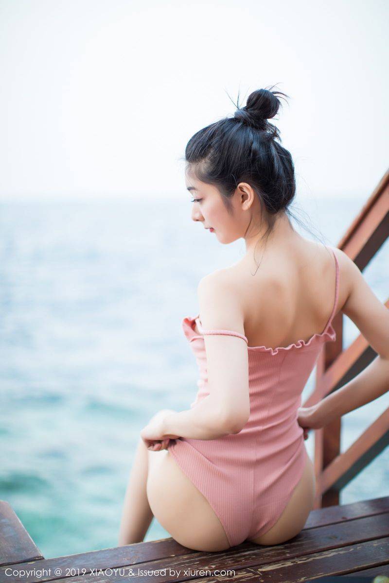 语画界性感女神小热巴Angela粉色吊裙户外泳池马尔代夫旅拍-36